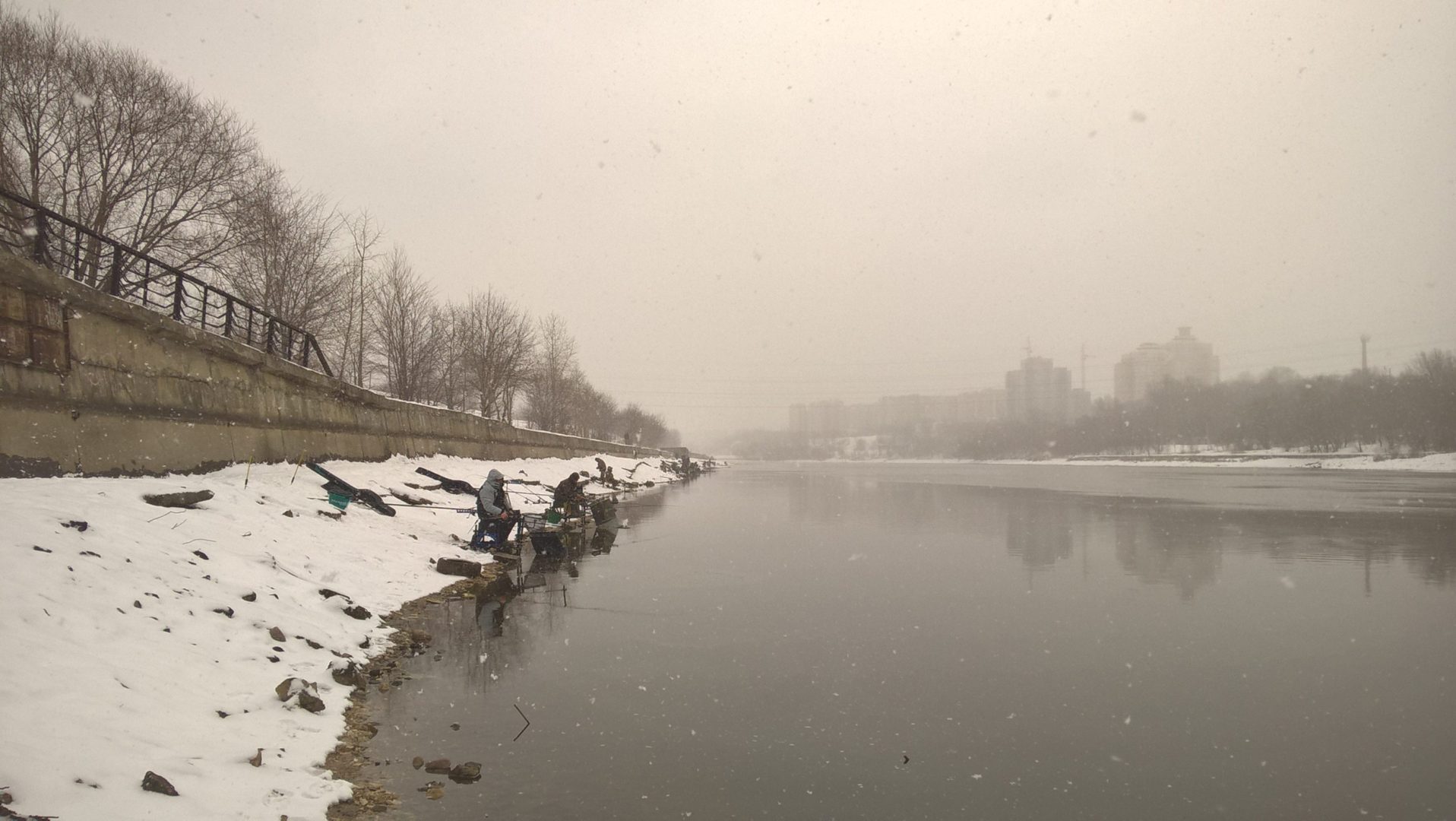 Фото любители фидерной ловли на берегу зимней Москвы-реки, примерно в месте, где был пойман почти двухкилошный судак на ультралайт
