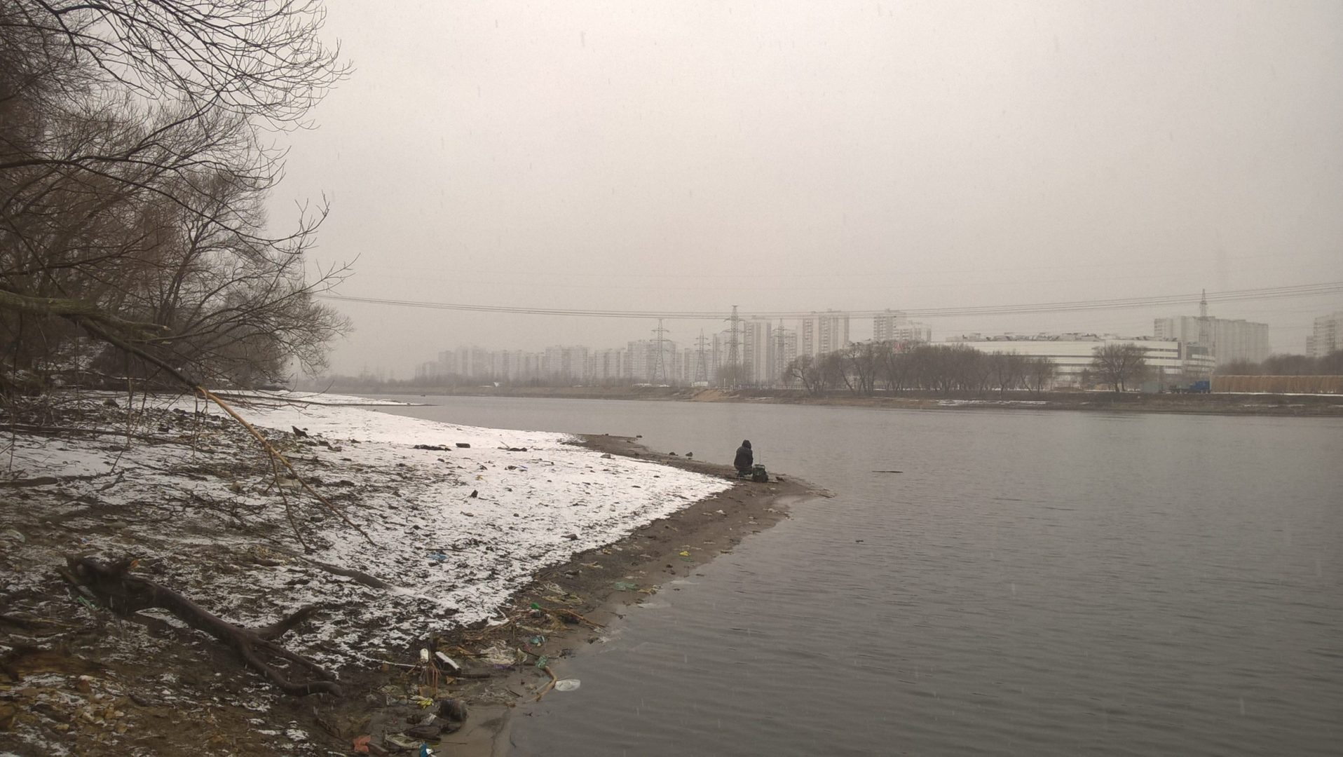 Фото рыболов с фидером на Москве-реке в марте
